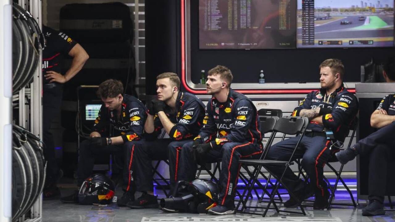Mecânicos da Red Bull assistem a corrida na garagem