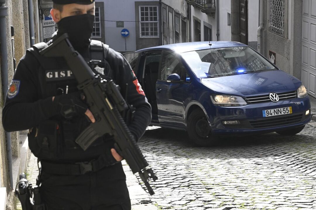 Carrinha celular à entrada do Tribunal de S. João Novo