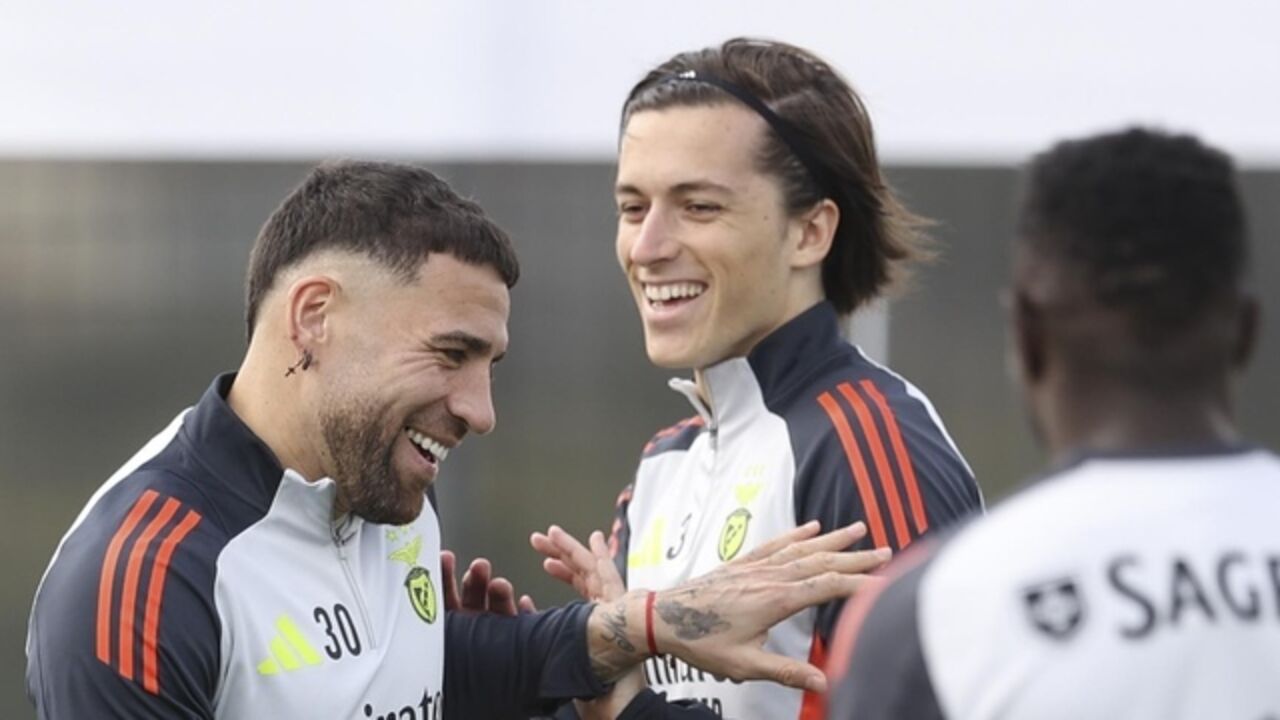 Otamendi e Carreras riem no treino