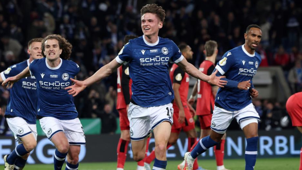 Arminia Bielefeld festeja vitória sobre o Bayer Leverkusen nas meias-finais da Taça da Alemanha 2024/25