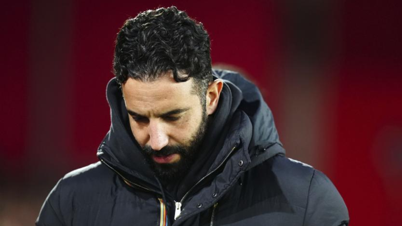 Ruben Amorim cabisbaixo após derrota do Manchester United frente ao Nottingham Forest de Nuno Espírito Santo