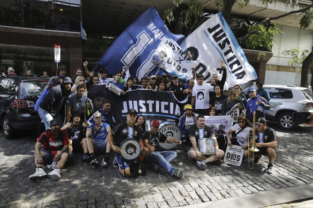 Julgamento de sete profissionais de saúde, acusados de negligência na morte de Maradona prossegue em Buenos Aires