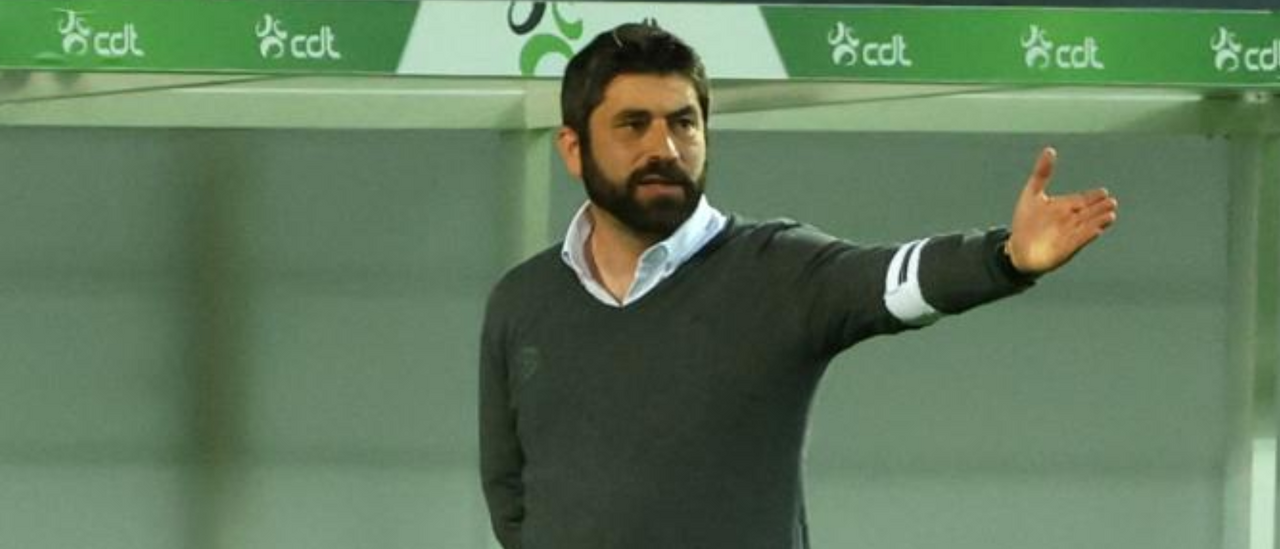 Luís Freire gesticula para os jogadores