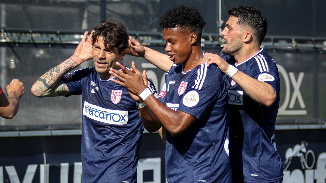 Nenê, jogador do AVS SAD, celebra após tornar-se o segundo mais velho a marcar na 1.ª Liga portuguesa