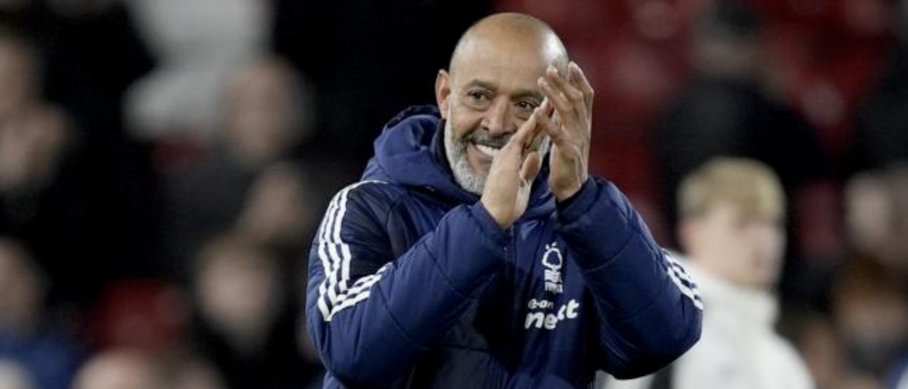 Nuno Espírito Santo festeja com os adeptos a vitória do Nottingham sobre o Manchester United