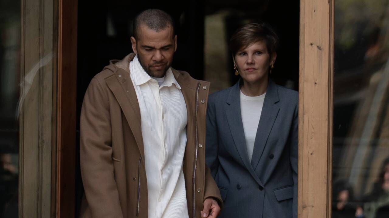 Dani Alves com a advogada à saída do tribunal 