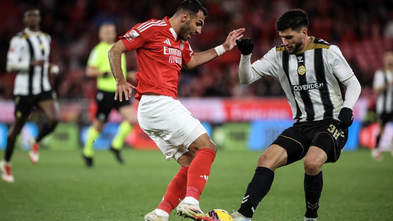 Pavlidis e Zé Vítor em ação no Benfica-Nacional