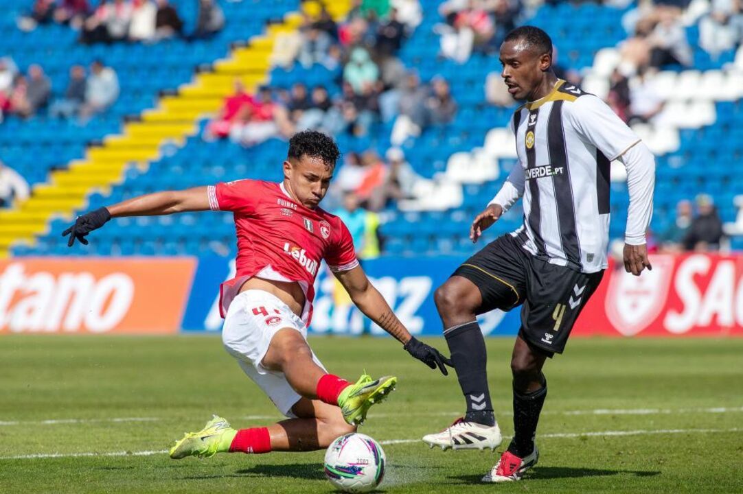 Daniel Borges (E) do Santa Clara disputa a bola com Ulisses, no Santa Clara-Nacional