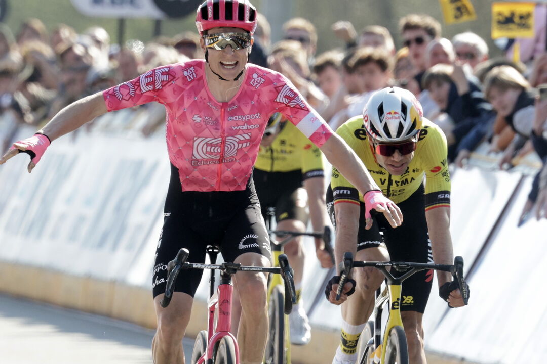 Neilson Powless vence... no meio de três ciclistas da Visma