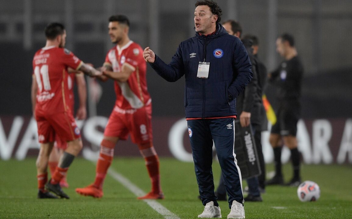 Gabriel Milito já tem experiência no banco