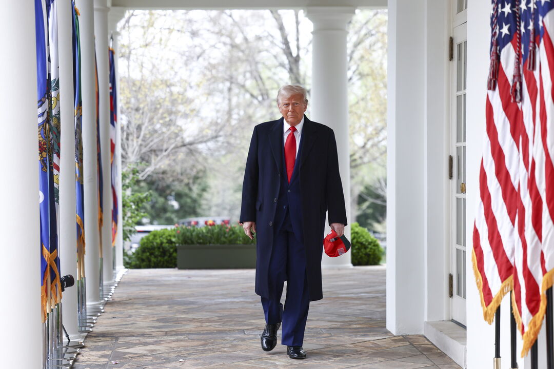 Donald Trump explica tarifas e promete biliões