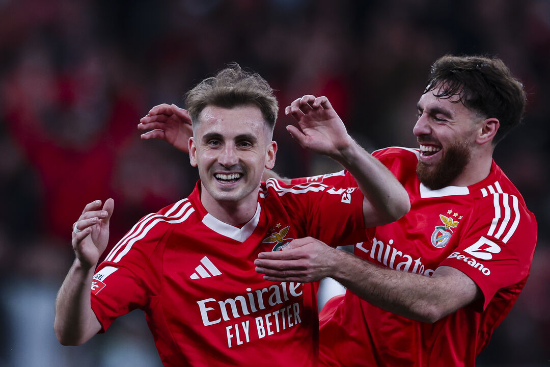 Aktükoglu a festejar com Kökçü após marcar ao Farense