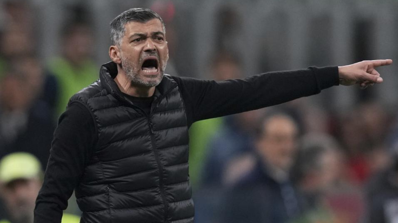 Sérgio Conceição gesticula com os jogadores durante o AC Milan-Inter, na 1.ª mão da meia-final da Taça de Itália