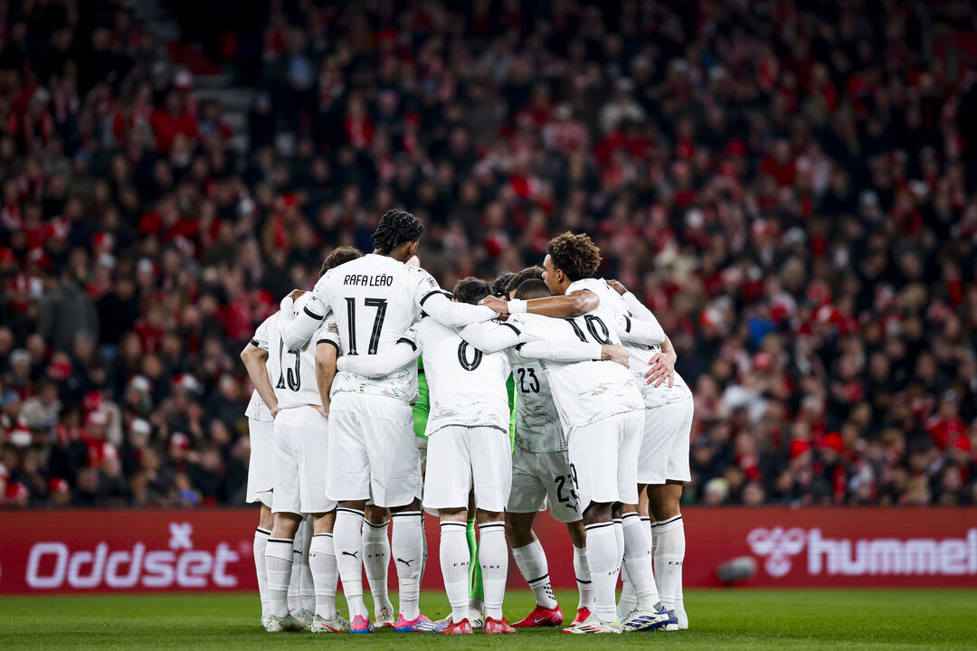 Jogadores portugueses no jogo com a Dinamarca