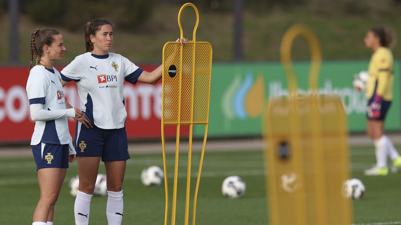 Seleção feminina portuguesa a treinar no Jamor