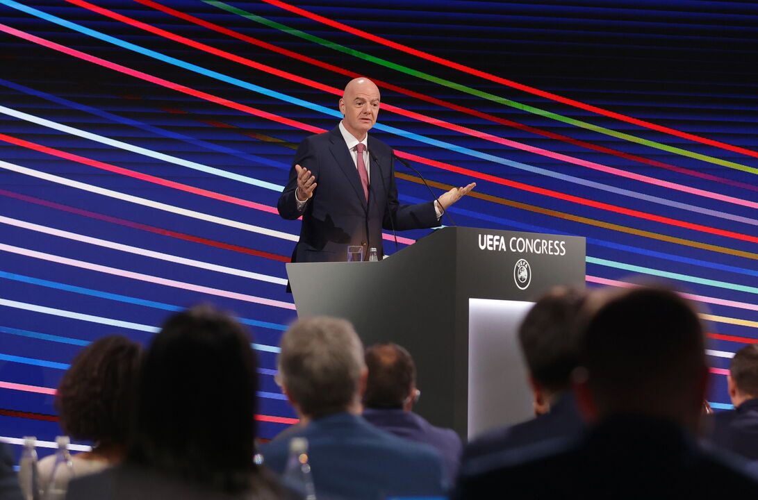 Infantino a discursar no Congresso da  UEFA em Belgrado