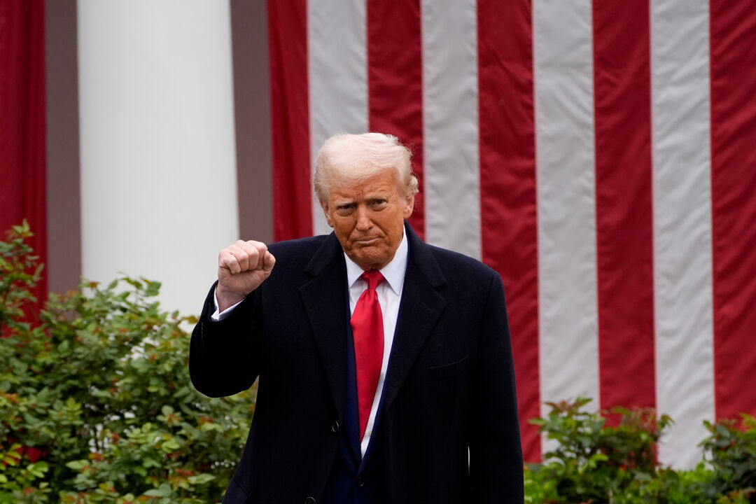 Donald Trump no momento em que anunciou as novas tarifas