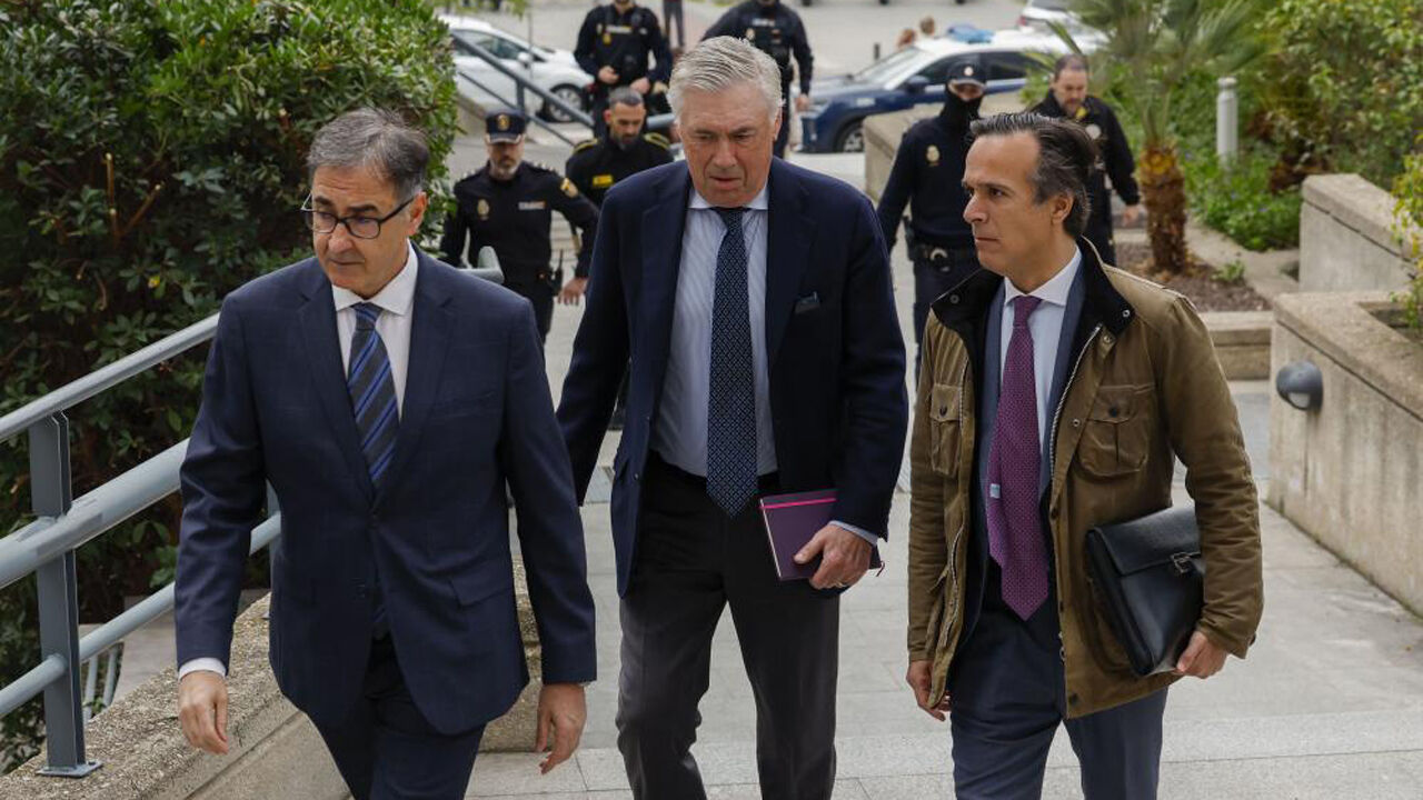 Carlo Ancelotti (ao centro) na chegada ao tribunal