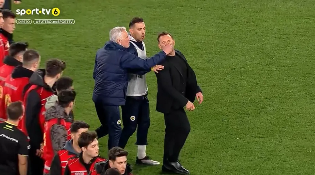 Mourinho aperta nariz do treinador do Galatasaray após ser eliminado nos 'quartos' da Taça da Turquia