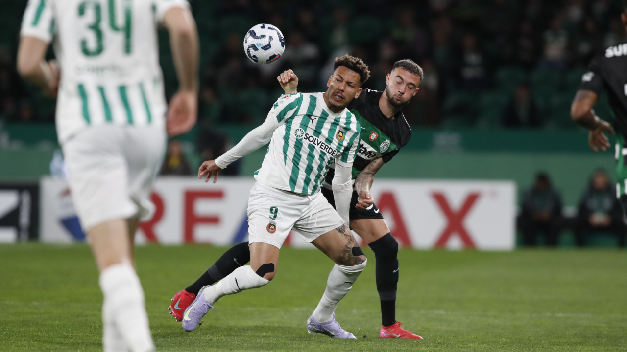 Zeno Debast (Sporting) e Clayton (Rio Ave) disputam a bola durante o Sporting-Rio Ave, da 1.ª mão da Taça de Portugal
