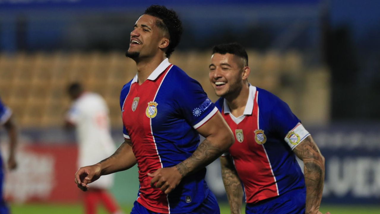 Alysson e Pedro Bicalho, jogadores do Alverca, festejam o golo