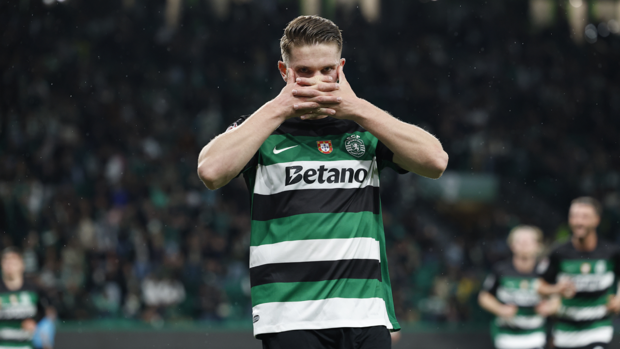 Gyökeres, com o festejo habitual, celebra o golo marcado ao Rio Ave na Taça de Portugal