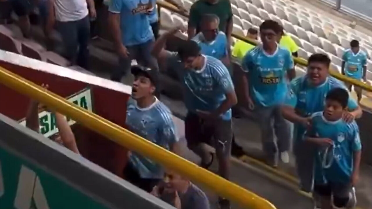 Adepto do Sporting Cristal imita um macaco após o jogo com o Palmeiras