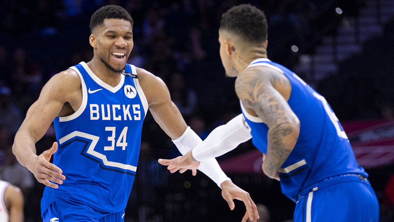 Giannis Antetokounmpo festeja com Kyle Kuzma