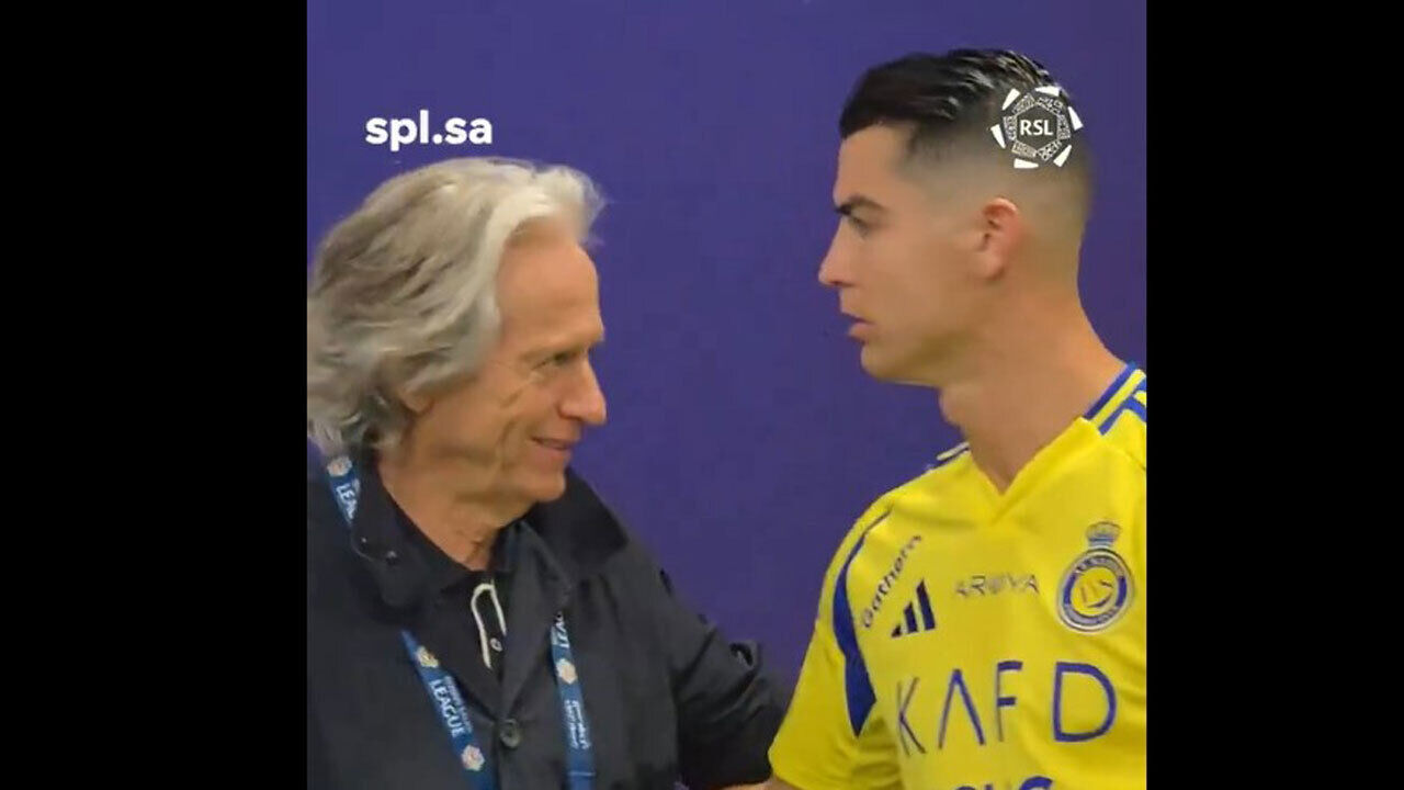 O abraço entre Cristiano Ronaldo e Jorge Jesus antes do Al Hilal-Al Nassr