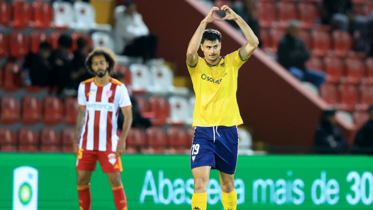 André Lacximicant (Estoril) festeja o hat-trick frente ao AVS SAD