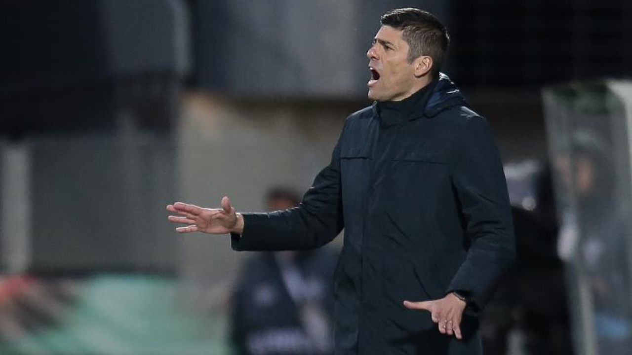 Francisco Neto gesticula durante o Portugal-Espanha, a contar para a Liga das Nações feminina