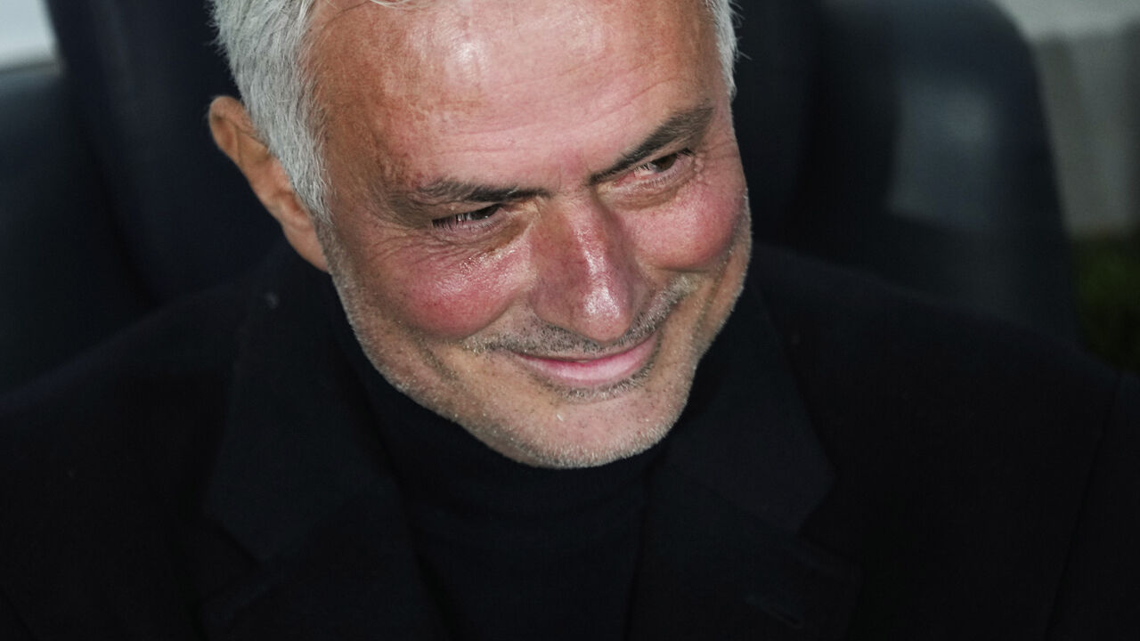 José Mourinho no banco de suplentes do Fenerbahçe