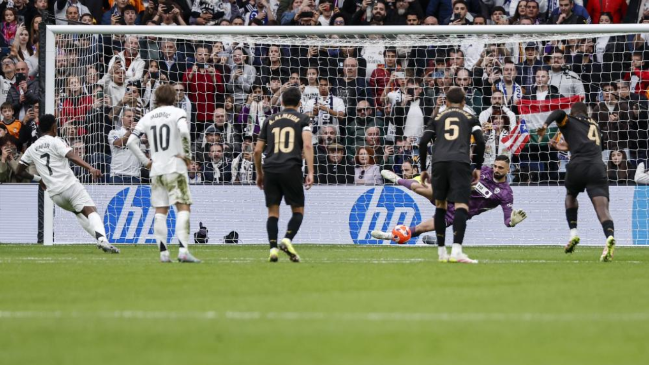 O momento em que Mamardashvili defendeu o penálti de Vinícius Júnior no Real Madrid-Valencia
