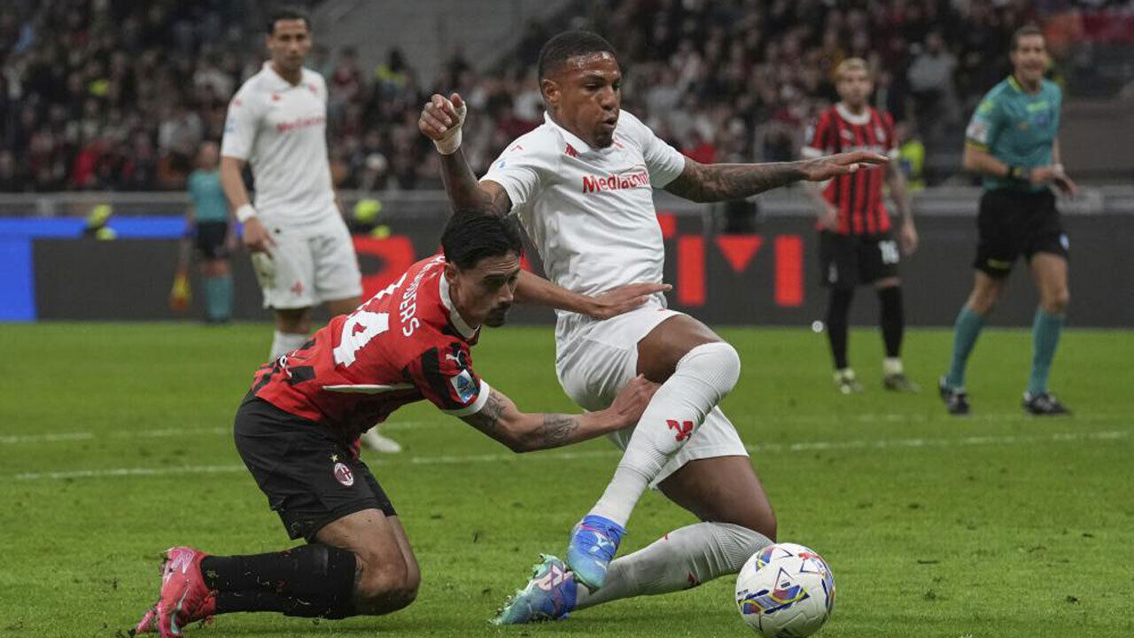 Reijnders tenta toubar a bola a um adversário