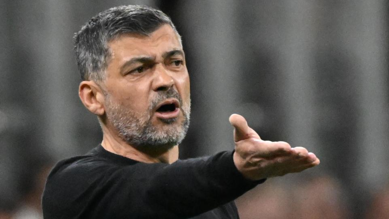 Sérgio Conceição gesticula para os jogadores durante o Milan-Fiorentina