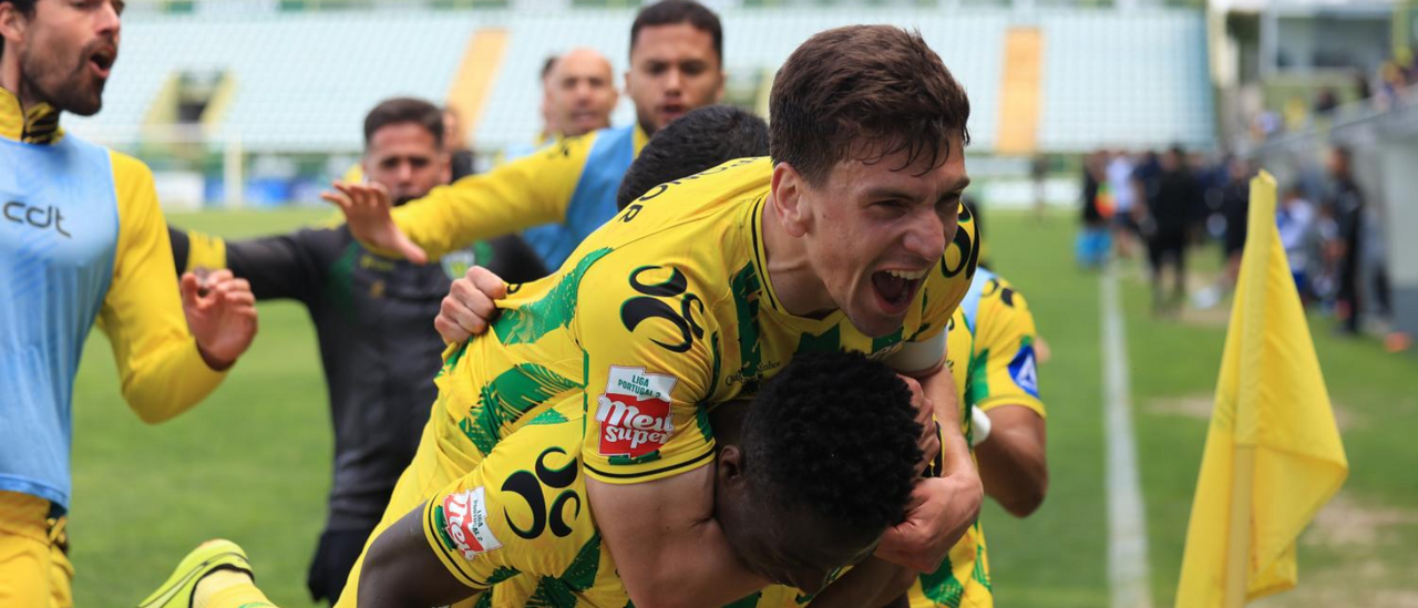 Jogadores do Tondela festejam vitória sobre o Feirense