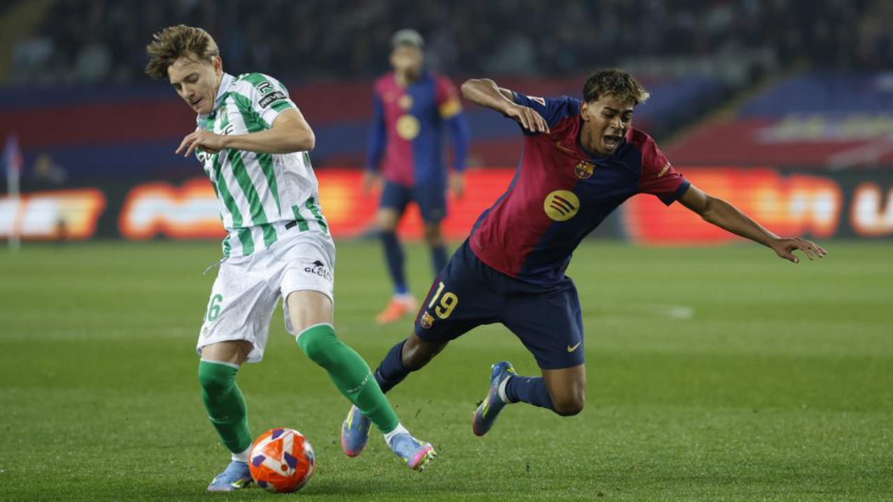 Jesus Fernandez (Betis) e Lamine Yamal (Barcelona) em disputa pela posse de bola