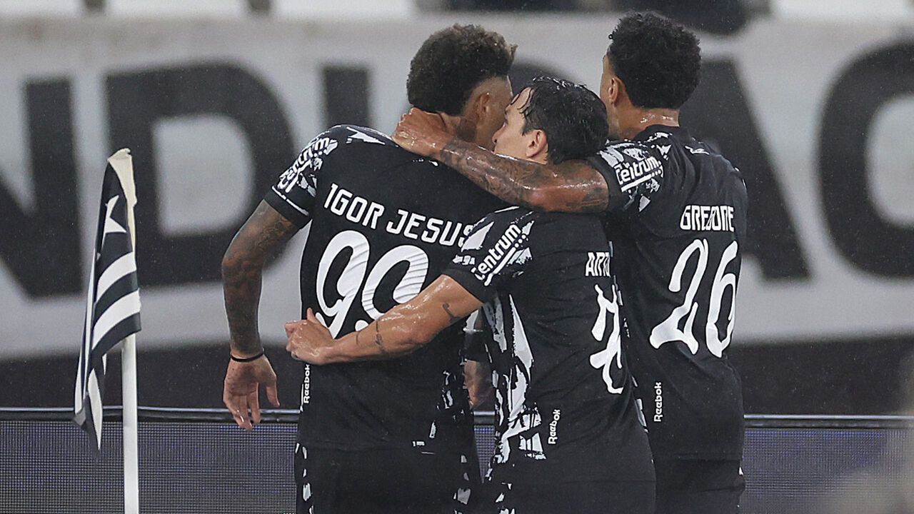 Jogadores do Botafogo festejam golo frente ao Juventude