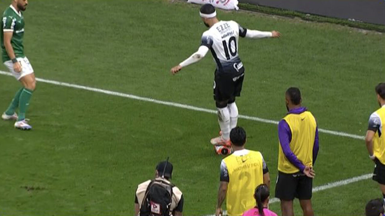 Gesto de Memphis Depay gerou polémica no Corinthians-Palmeiras