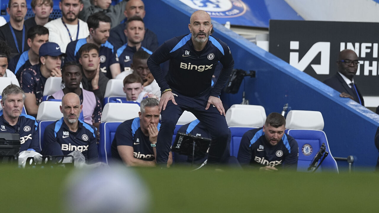 Enzo Maresca, treinador do Chelsea, atento ao jogo