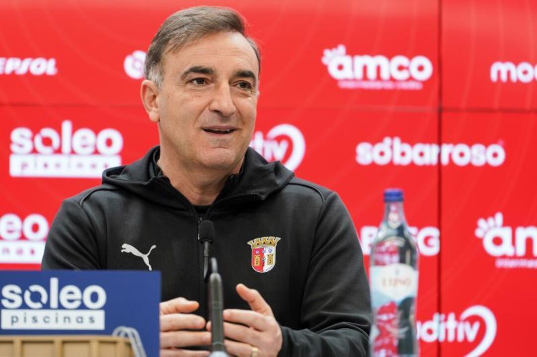 Carlos Carvalhal em conferência de imprensa