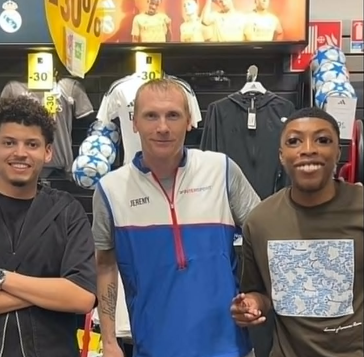 Mathieu equipado com as cores... da sua loja