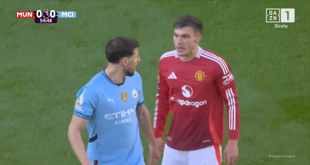 Rúben Dias e Ugarte 'picados' durante o Man. United-Man. City