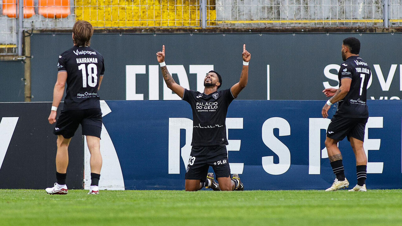 Jogadores do Ac. Viseu a festejar