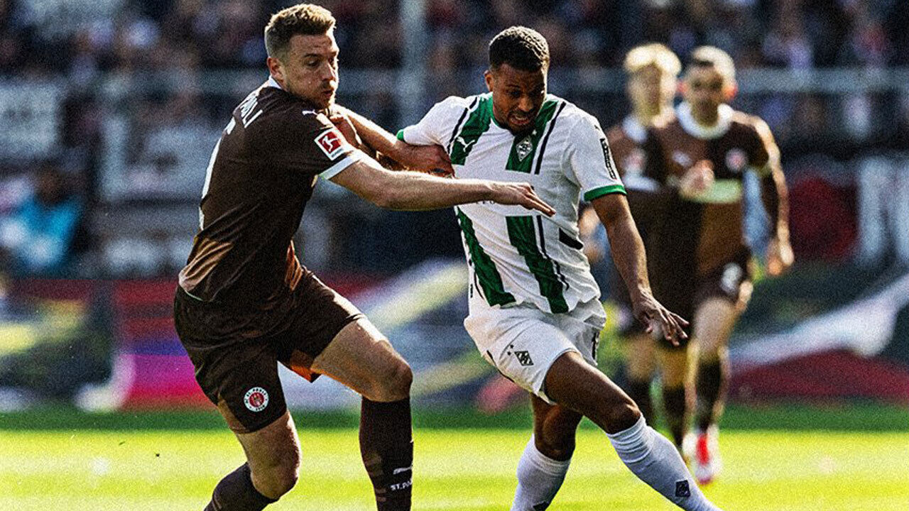Jogadores em ação durante o Borussia Mönchengladbach-St. Pauli