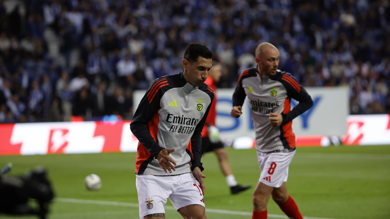 Di María durante o aquecimento no Dragão