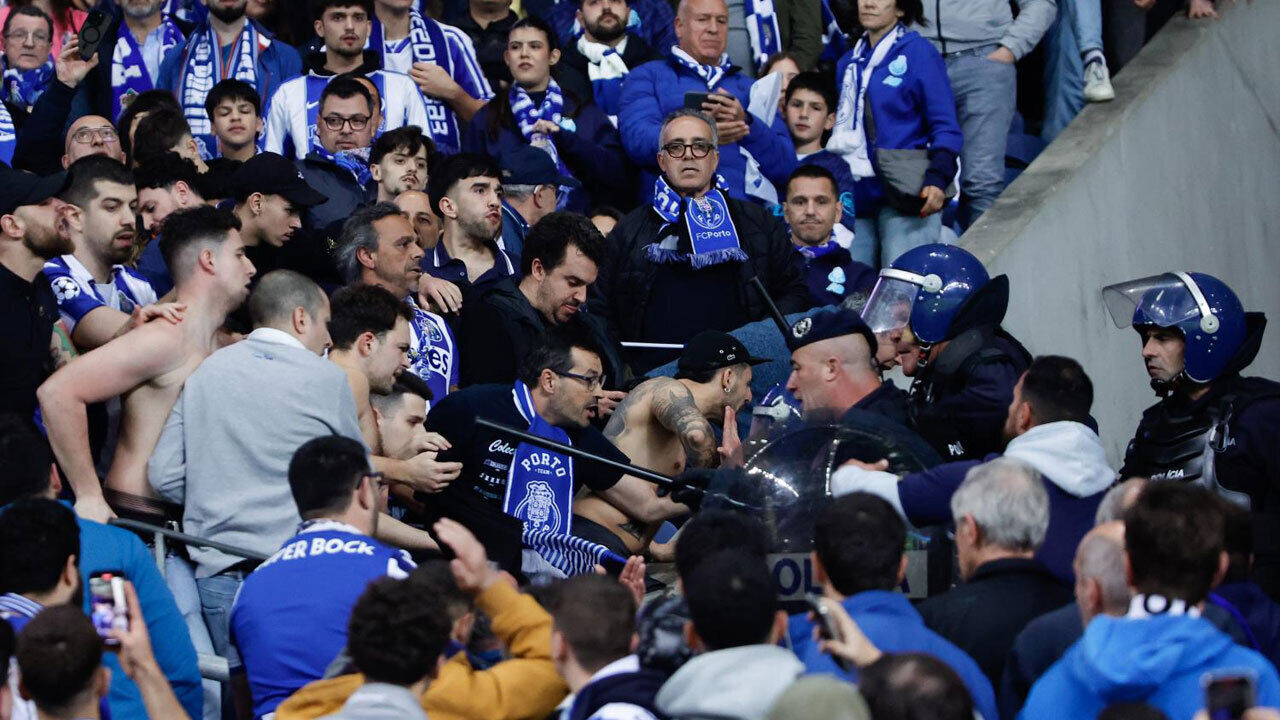 Carga policial no FC Porto-Benfica