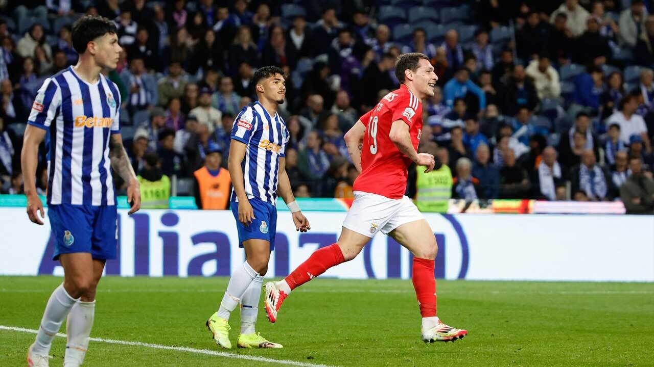 Belotti no momento do quarto golo do Benfica.