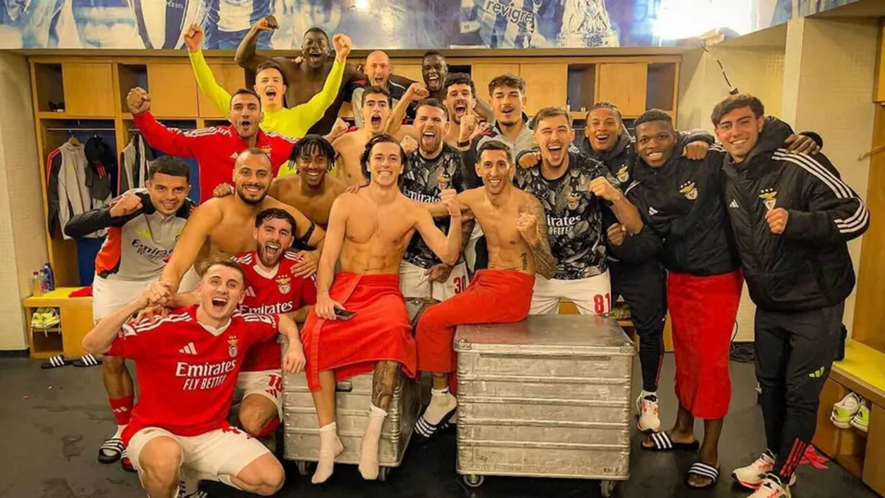 A festa dos jogadores do Benfica no balneário após o clássico com o FC Porto