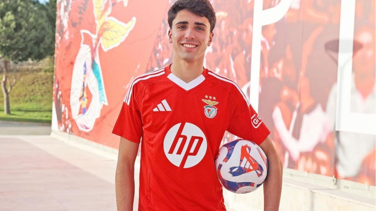 Tomás Ferreira assina contrato profissional